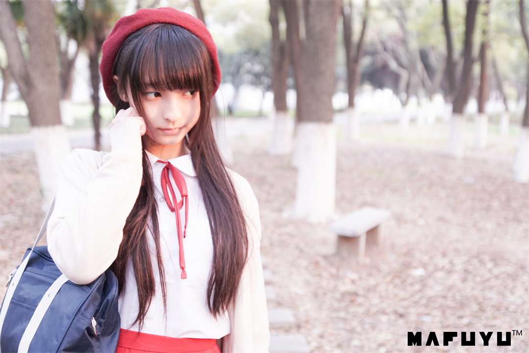 标题：红白日系梦，神楽坂真冬《红JK白过膝系列》勾勒温馨少女画卷