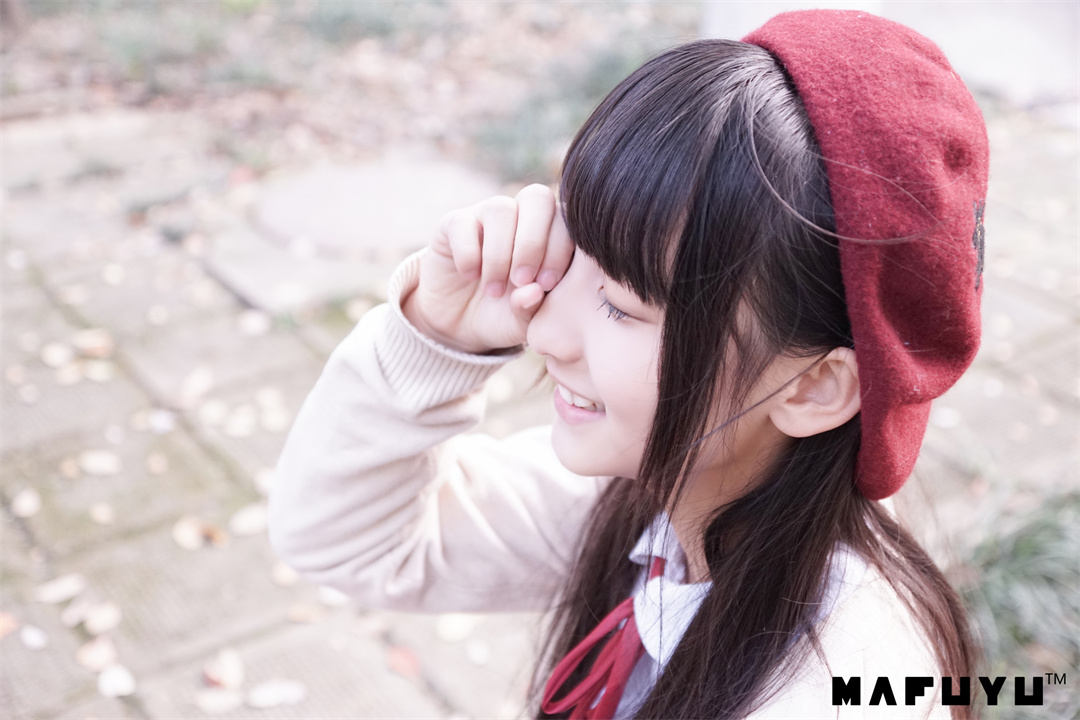 标题：红白日系梦，神楽坂真冬《红JK白过膝系列》勾勒温馨少女画卷