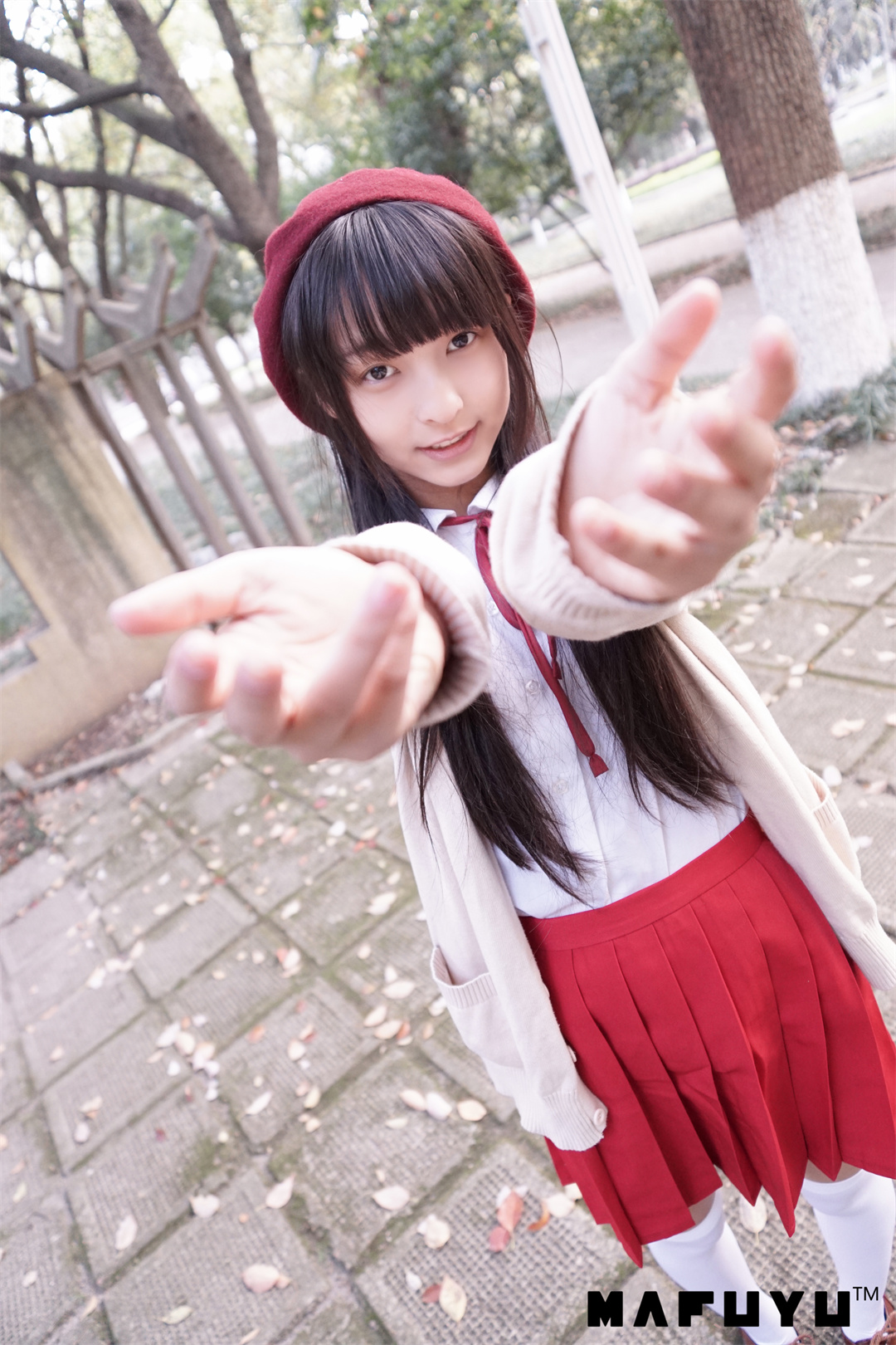 标题：红白日系梦，神楽坂真冬《红JK白过膝系列》勾勒温馨少女画卷