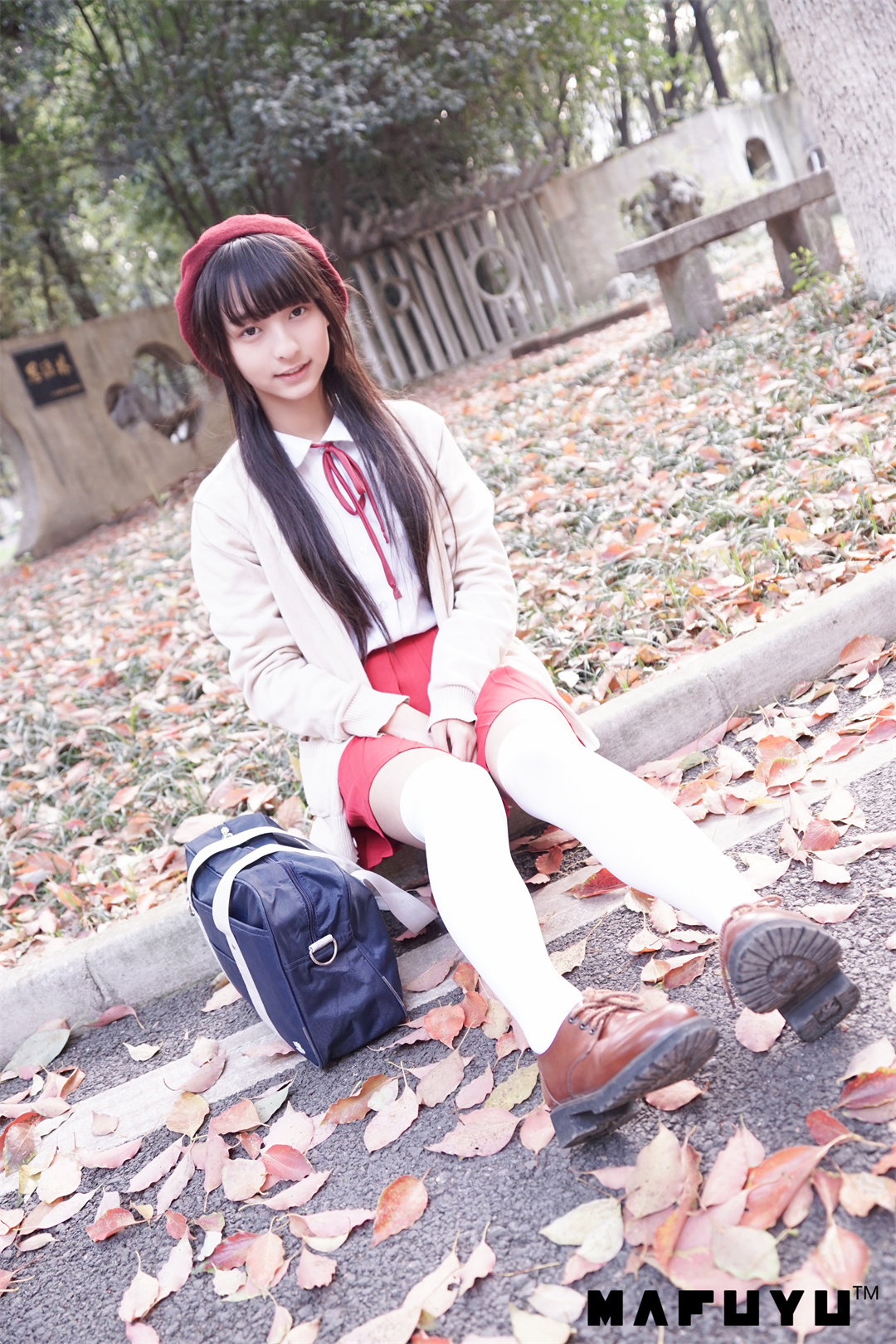 标题：红白日系梦，神楽坂真冬《红JK白过膝系列》勾勒温馨少女画卷