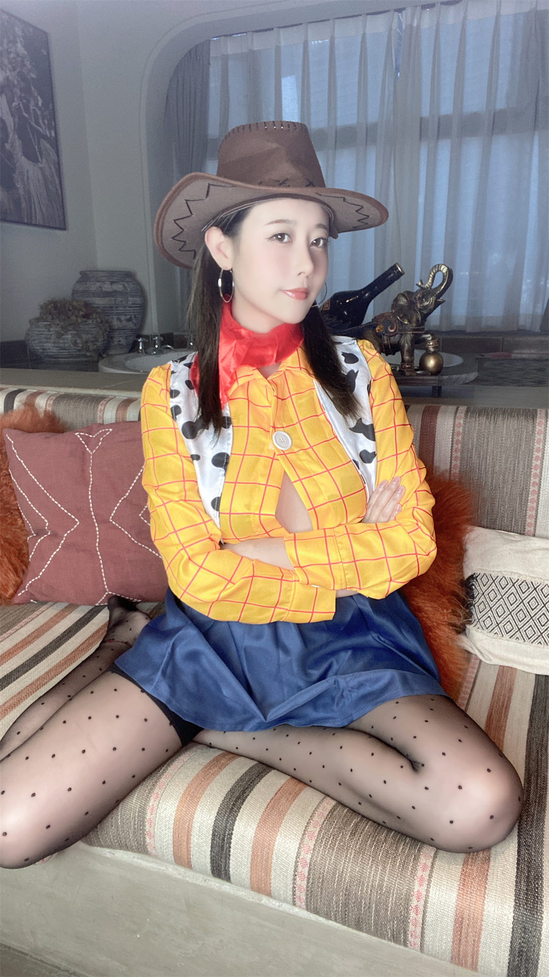 牛仔小镇女英雄，奈汐酱的《25号自拍本胡迪》唤醒草原风情