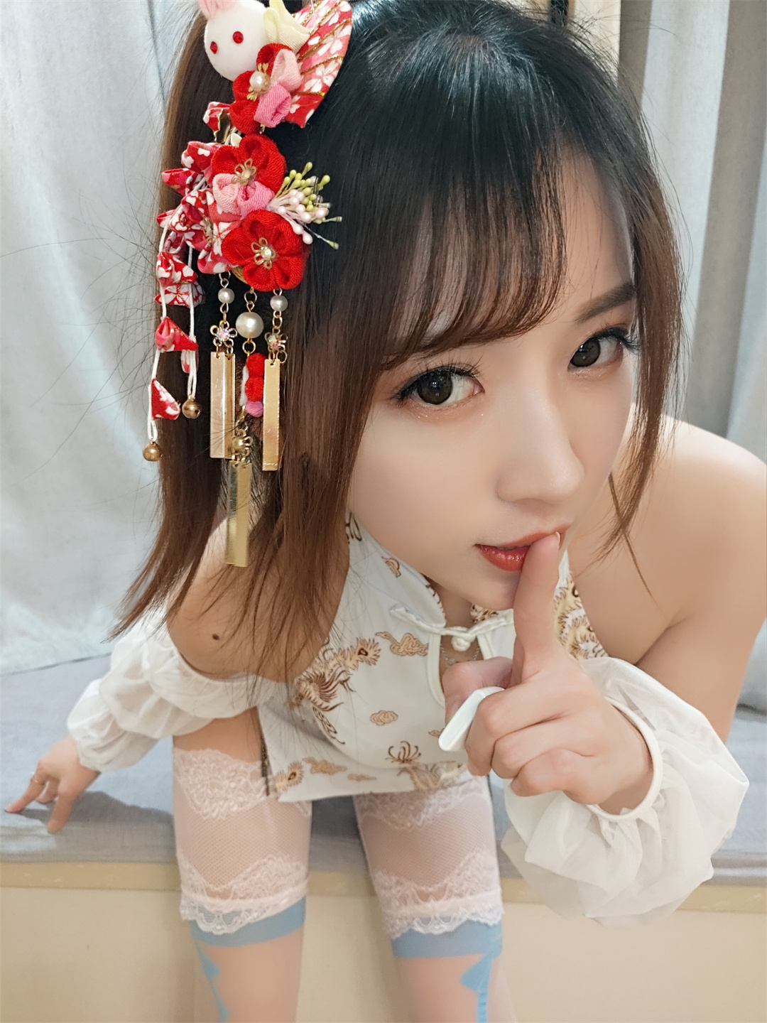 《白色蕾丝长筒》：小女巫露娜的神秘之美