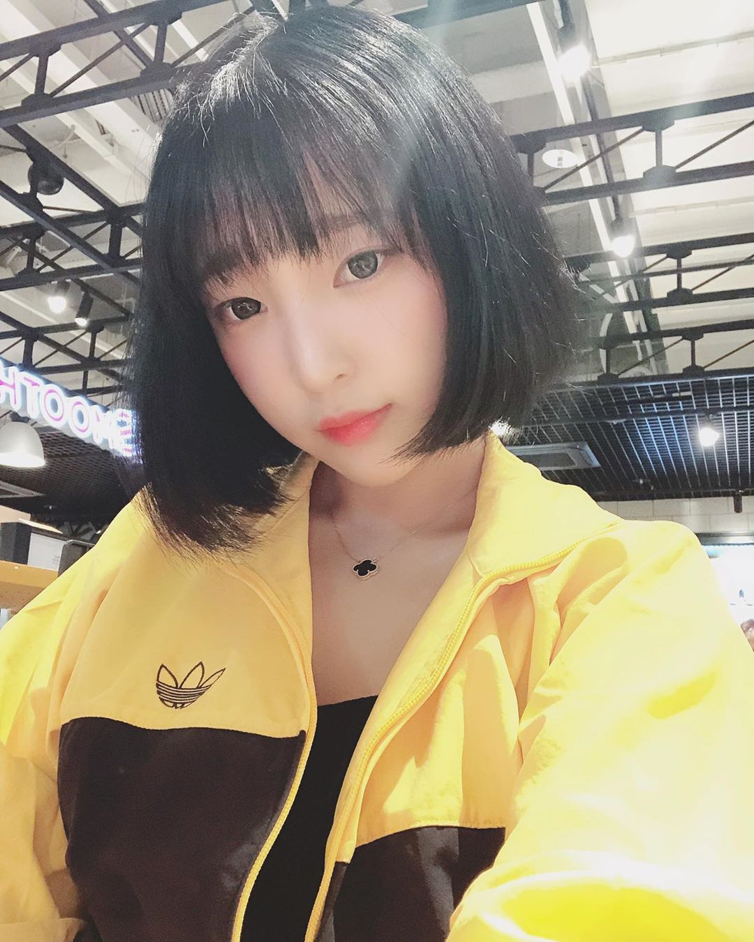 时尚之光：姜仁卿《ins》照片中的摩登魅力与迷幻风情